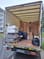 Voll beladener Umzugswagen mit Umzugskartons, Matratzen und gestapelten Transportdecken