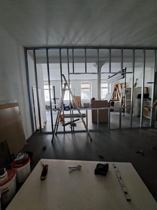 Metallständerwerk einer neuen Trennwand in einem Altbau vor der Beplankung