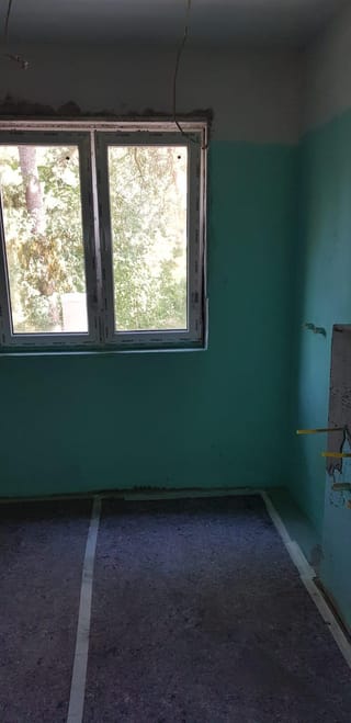Frisch grundierte Wände in einem Zimmer mit neu eingebautem Fenster